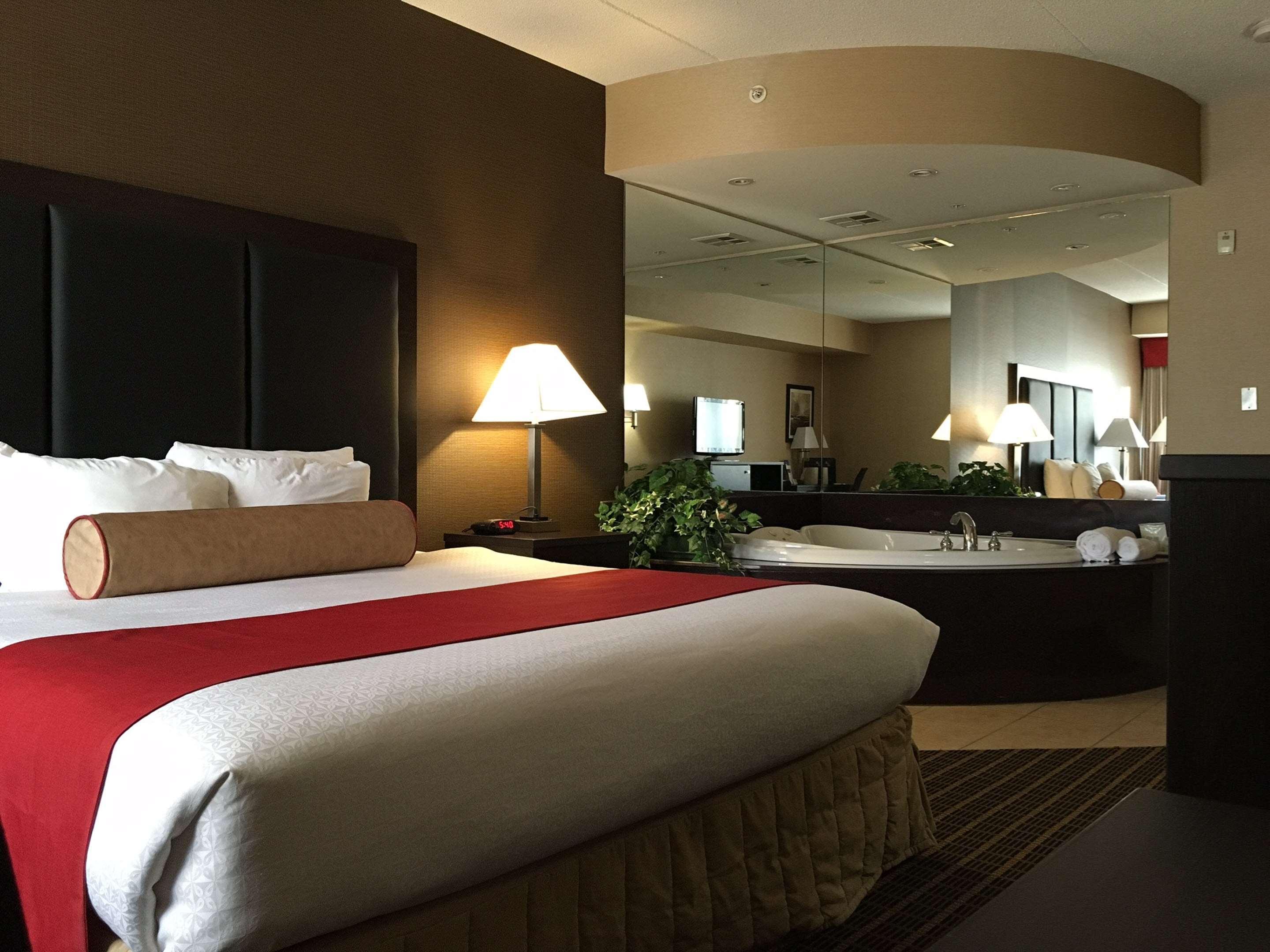 Best Western Plus Burlington Inn & Suites Exteriör bild