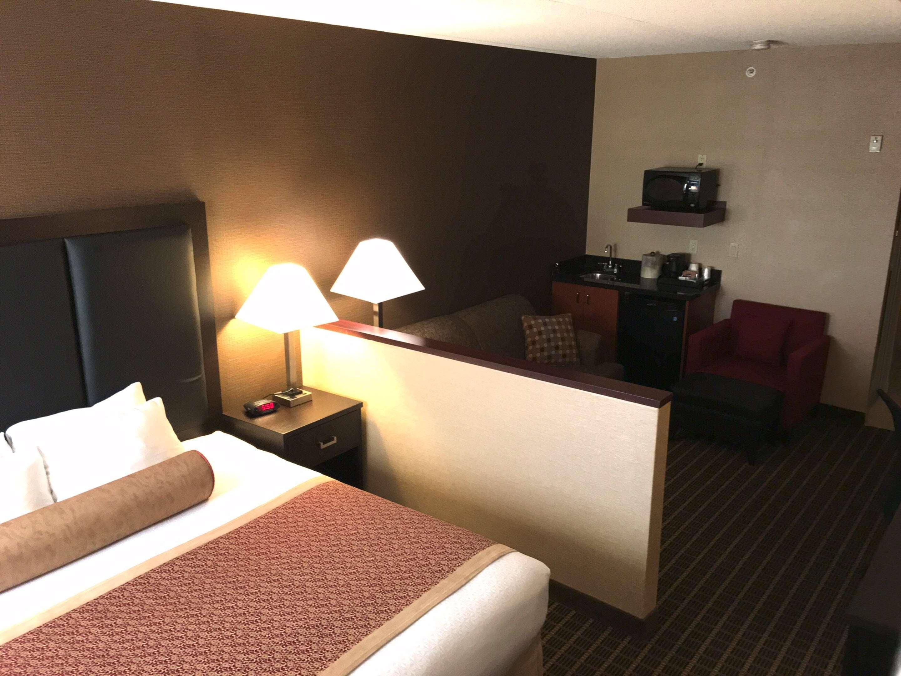 Best Western Plus Burlington Inn & Suites Exteriör bild