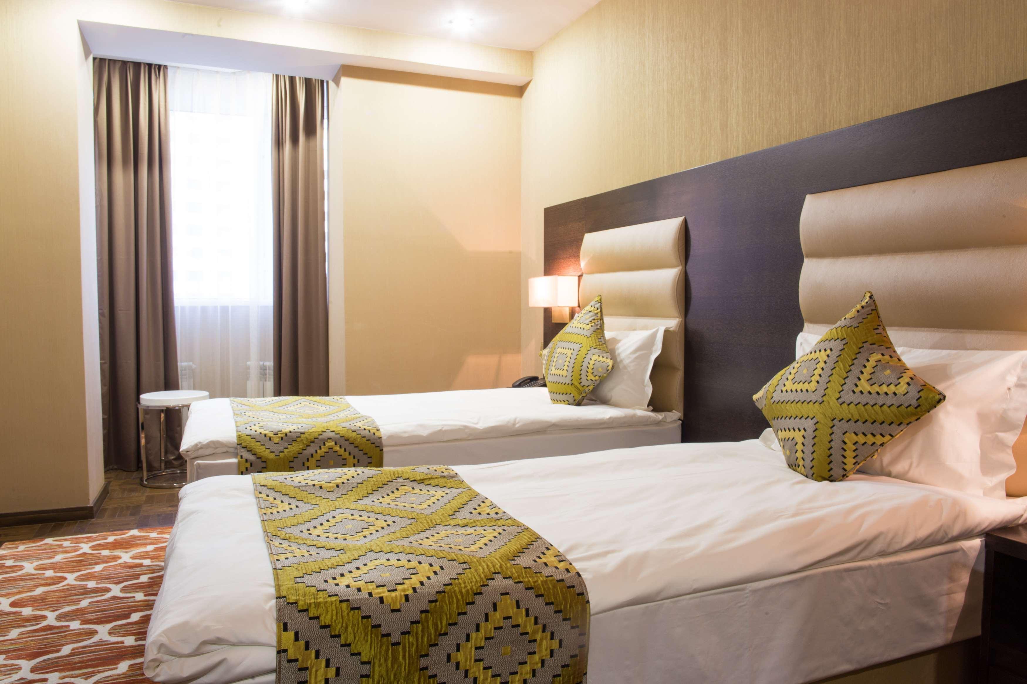 Best Western Plus Burlington Inn & Suites Exteriör bild