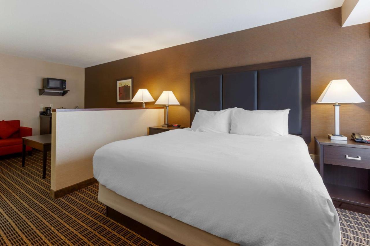 Best Western Plus Burlington Inn & Suites Exteriör bild