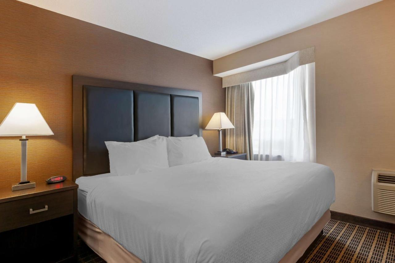 Best Western Plus Burlington Inn & Suites Exteriör bild