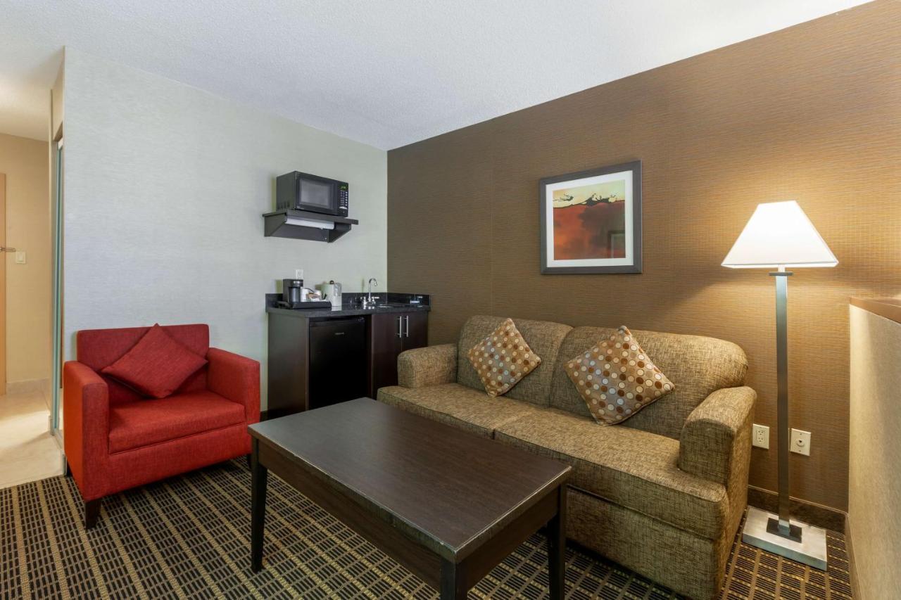 Best Western Plus Burlington Inn & Suites Exteriör bild