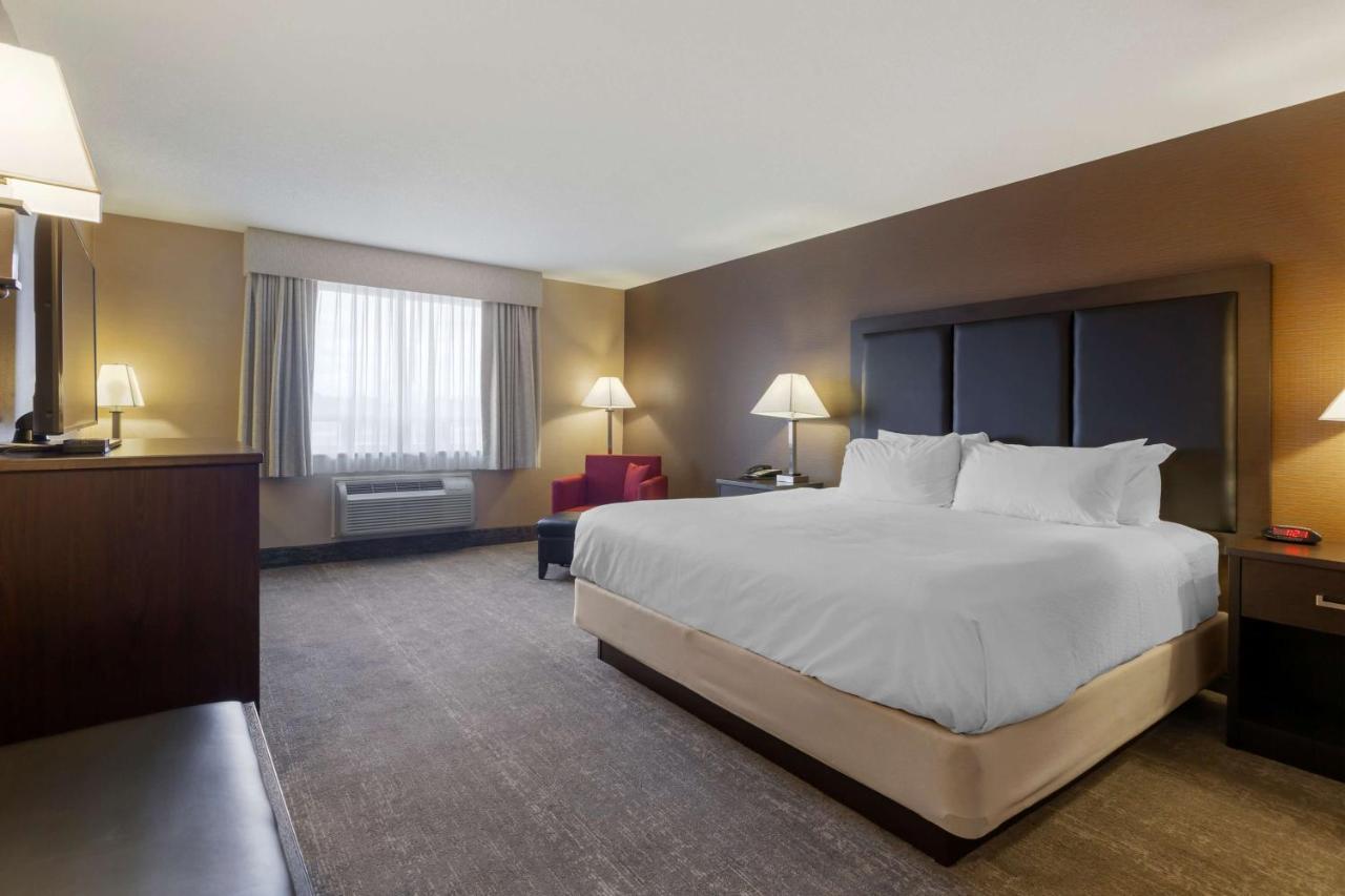 Best Western Plus Burlington Inn & Suites Exteriör bild